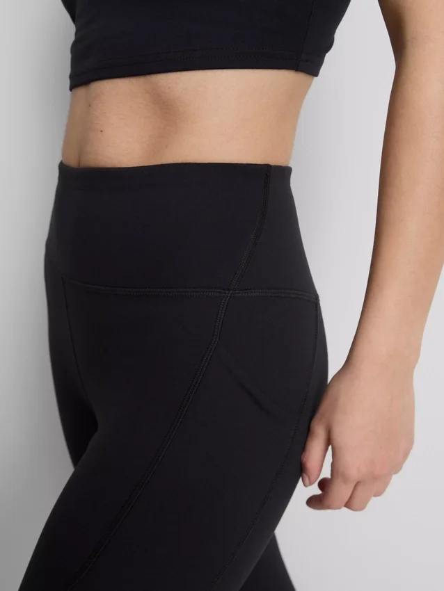 Hooggetailleerde, soepele sportlegging met ondersteuning