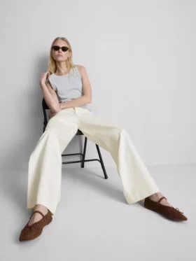 Jeans met wijde pijpen en zakken aan de voorkant