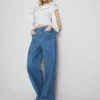 Jeans met wijde pijpen en zakken aan de voorkant