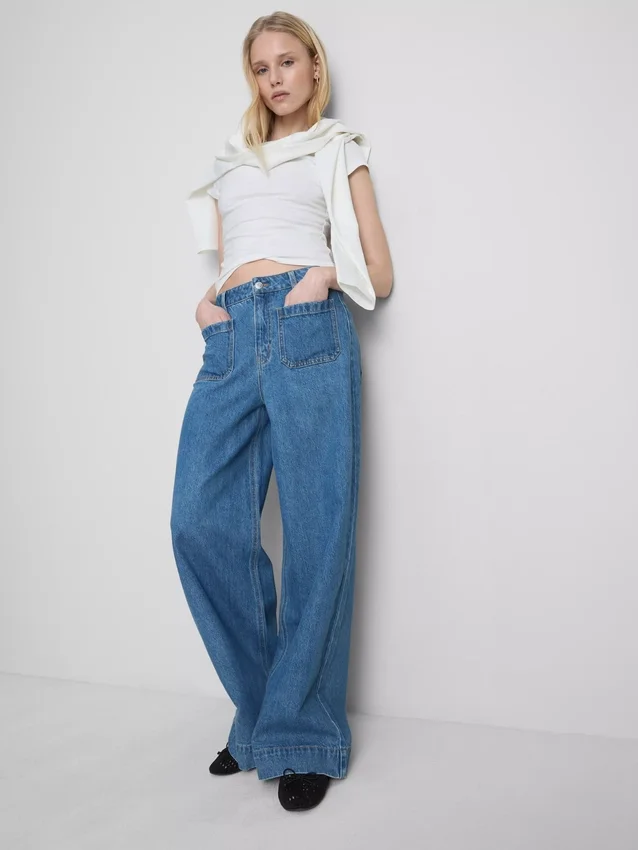 Jeans met wijde pijpen en zakken aan de voorkant