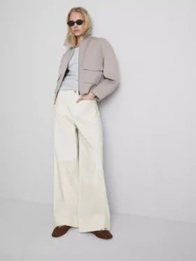 Jeans met wijde pijpen en zakken aan de voorkant