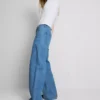 Jeans met wijde pijpen en zakken aan de voorkant