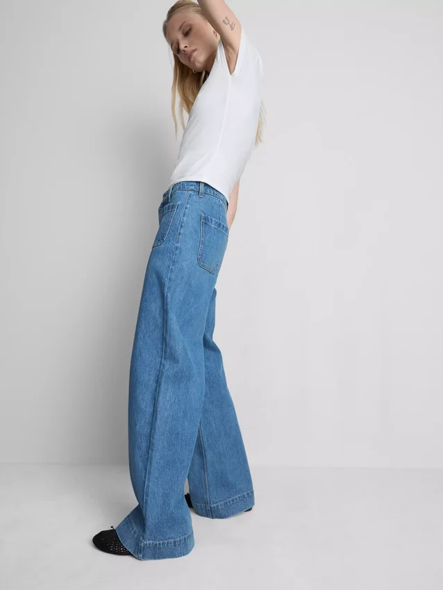 Jeans met wijde pijpen en zakken aan de voorkant