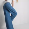 Jeans met wijde pijpen en zakken aan de voorkant