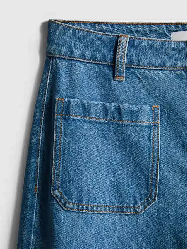 Jeans met wijde pijpen en zakken aan de voorkant