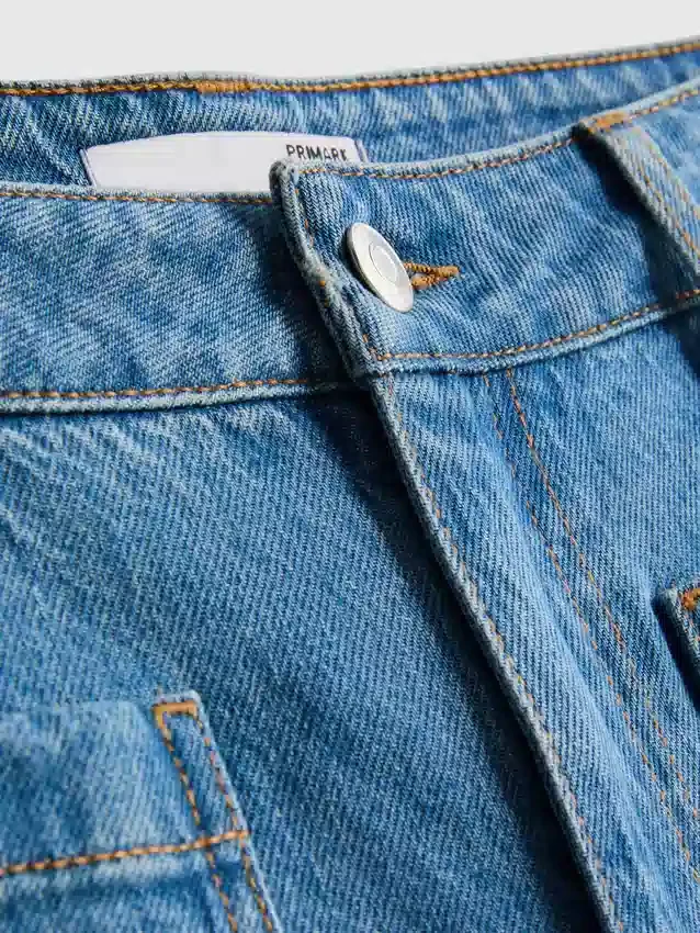Jeans met wijde pijpen en zakken aan de voorkant