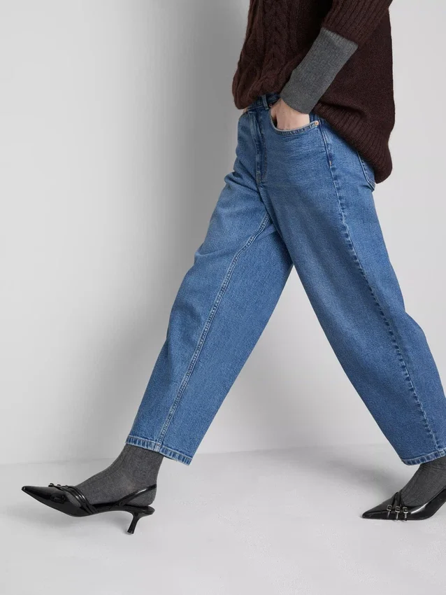 Katoenen denim jeans met hoge taille en taps toelopende pijpen
