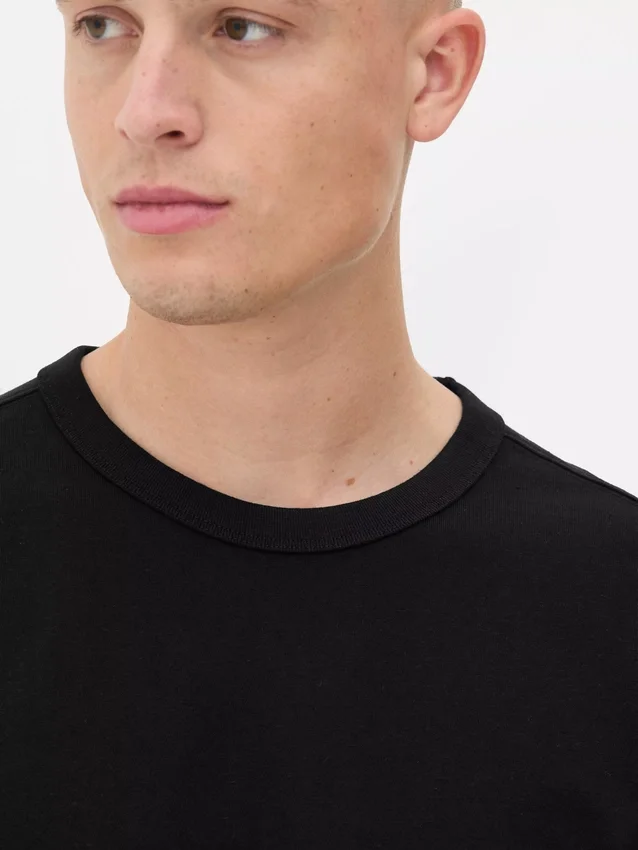 Katoenen T-shirt met omgezoomde hals en relaxte pasvorm