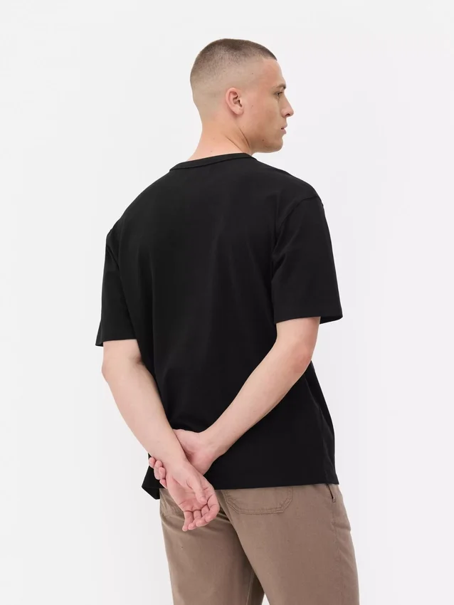 Katoenen T-shirt met omgezoomde hals en relaxte pasvorm