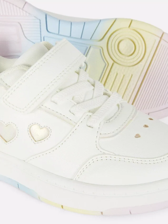 Lage sneakers met hartjes