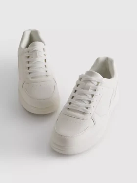 Lage sneakers met inzetstukken