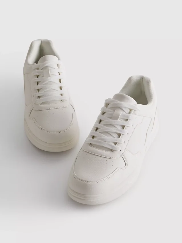 Lage sneakers met inzetstukken