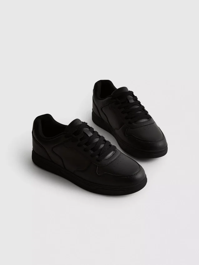 Lage sneakers met inzetstukken