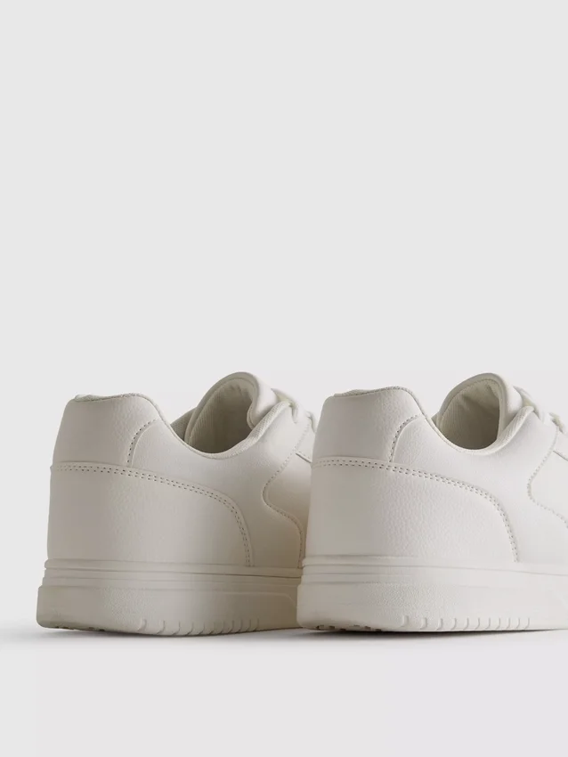 Lage sneakers met inzetstukken