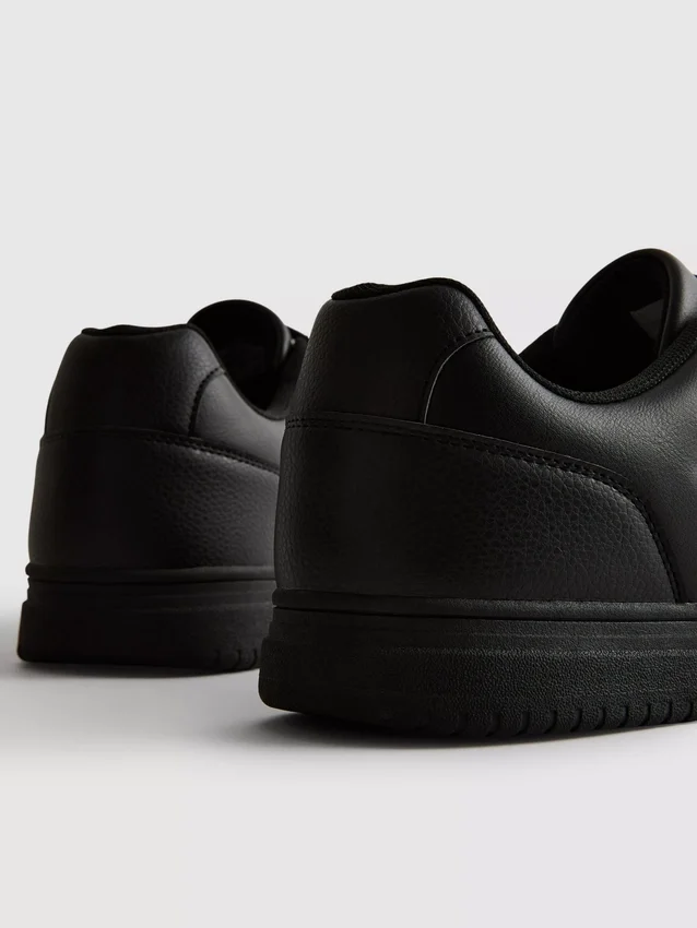 Lage sneakers met inzetstukken