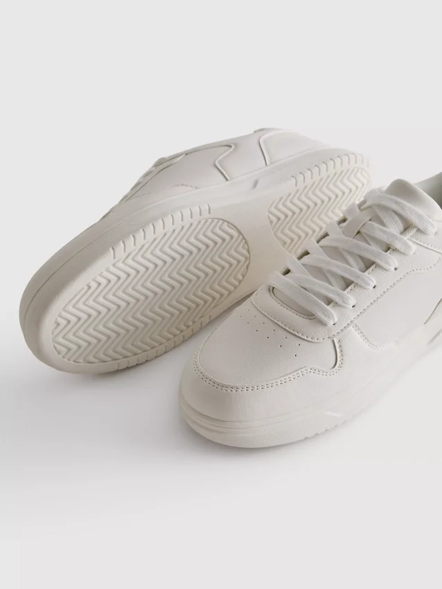 Lage sneakers met inzetstukken