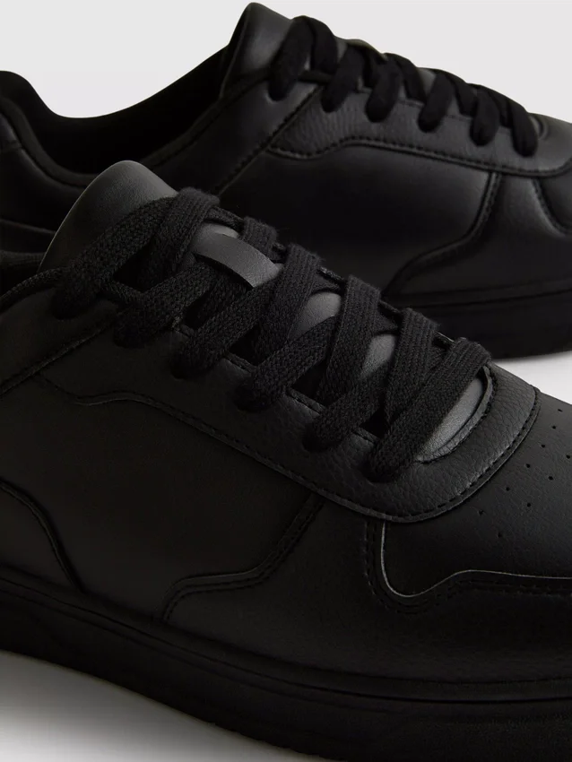 Lage sneakers met inzetstukken