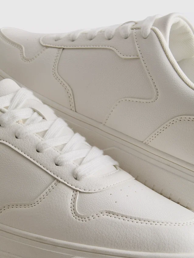 Lage sneakers met inzetstukken