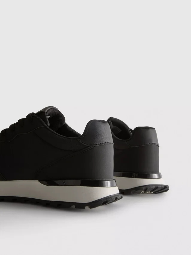Lage sportschoenen