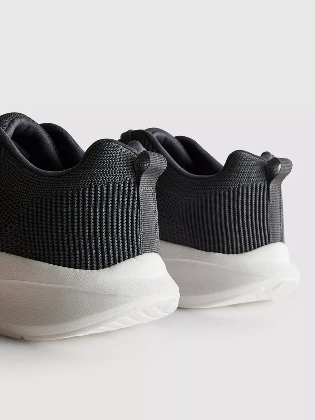 Lage sportschoenen