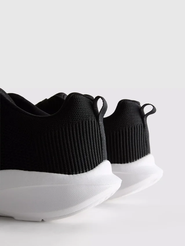 Lage sportschoenen