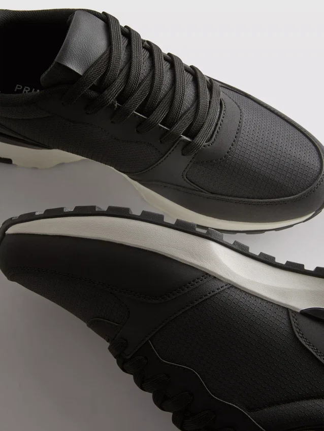 Lage sportschoenen