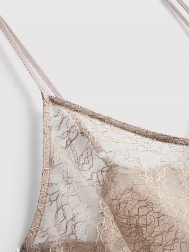 Lange, doorschijnende kanten cami-top