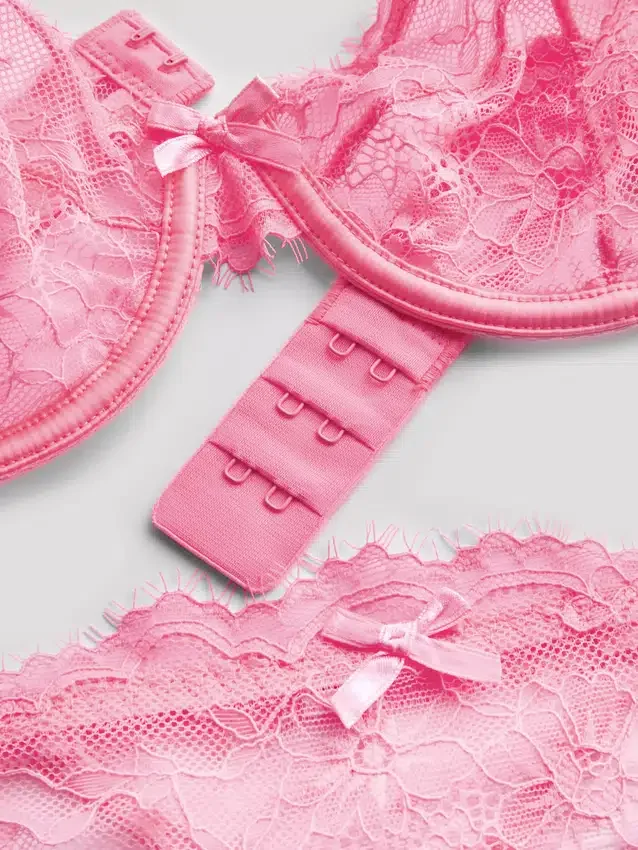 Lingerieset met beugels en kant