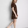 Mini-jurk met pofmouwen en knoopsluiting