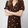 Mini-jurk met pofmouwen en knoopsluiting