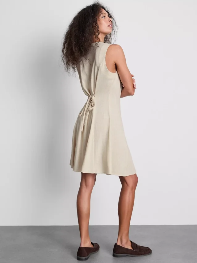 Mouwloze mini-jurk met V-hals