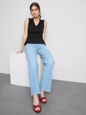 Mouwloze top met V-hals en peplum