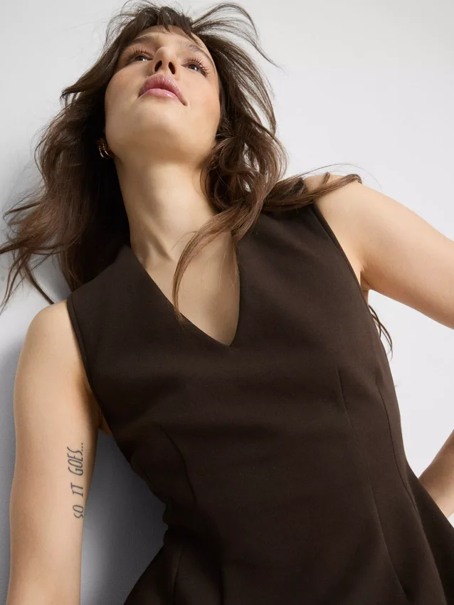 Mouwloze top met V-hals en peplum