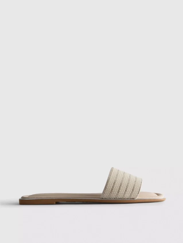 Muiltjes met strass-kralen als versiering op sandalen