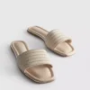 Muiltjes met strass-kralen als versiering op sandalen