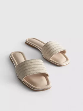Muiltjes met strass-kralen als versiering op sandalen