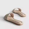 Muiltjes met strass-kralen als versiering op sandalen