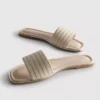 Muiltjes met strass-kralen als versiering op sandalen