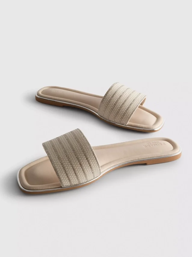 Muiltjes met strass-kralen als versiering op sandalen