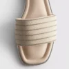 Muiltjes met strass-kralen als versiering op sandalen