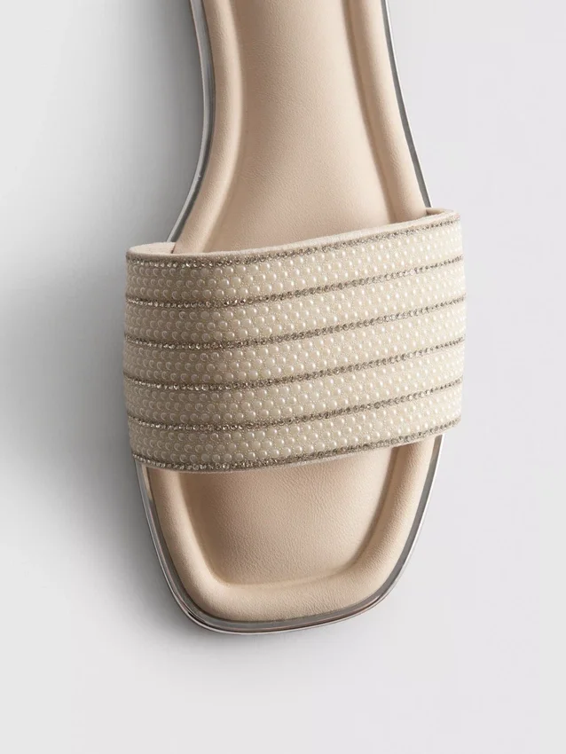 Muiltjes met strass-kralen als versiering op sandalen