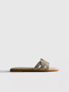Muiltjes met strass-steentjes als versiering op de zolen van sandalen