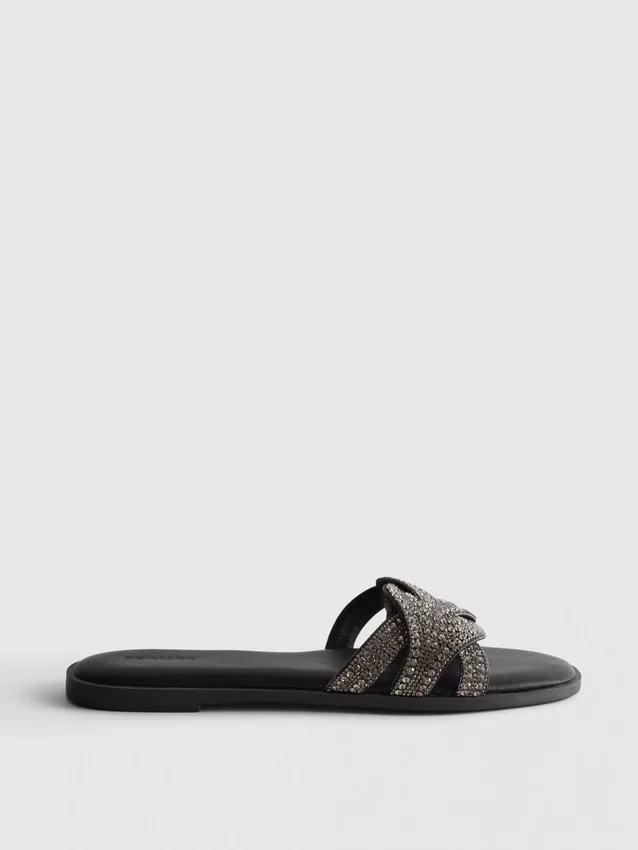 Muiltjes met strass-steentjes als versiering op de zolen van sandalen