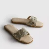 Muiltjes met strass-steentjes als versiering op de zolen van sandalen