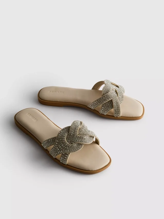 Muiltjes met strass-steentjes als versiering op de zolen van sandalen