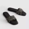 Muiltjes met strass-steentjes als versiering op de zolen van sandalen