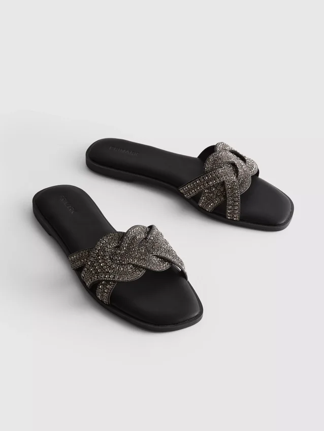 Muiltjes met strass-steentjes als versiering op de zolen van sandalen