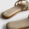 Muiltjes met strass-steentjes als versiering op de zolen van sandalen