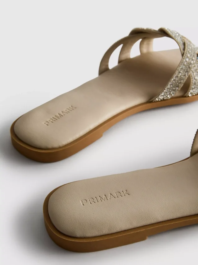 Muiltjes met strass-steentjes als versiering op de zolen van sandalen