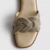 Muiltjes met strass-steentjes als versiering op de zolen van sandalen